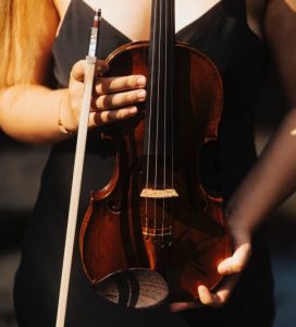 Violinista enseñando su violin